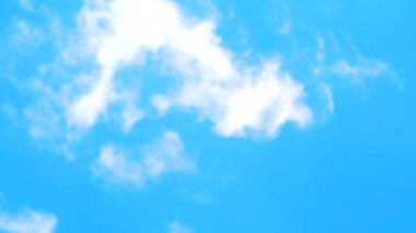 Günbatımının kırmızı portakalı yansıması, deniz suyunun soyut bulanık yüzeyde dalgalanması