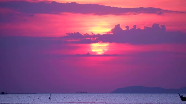 Puesta de sol cielo rojo y la nube oscura se mueven pasando el lapso de tiempo — Vídeo de stock