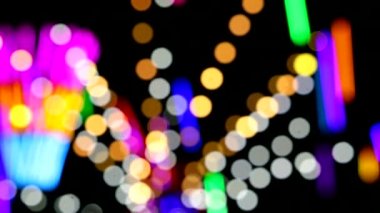 Gece pazarı fuarında neon ışığının bulanıklığı.