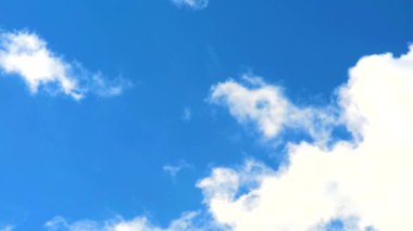 Saf mavi gökyüzü ve beyaz bulut zamanın geçişini hızlandırıyor