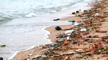 Plastik kauçuk ve atıklarla denizde gün batımı sahilde kalır ve dalgalar onları deniz 2 'ye savurur.