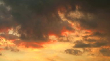 Günbatımı gökyüzü ve kara bulut, zamanın geçişini hızlandırır.