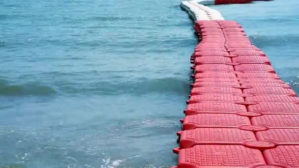 Bóje bariéra je zóna pro turisty plavat ve vymezené oblasti. A zakazují lodím se přiblížit2 — Stock video