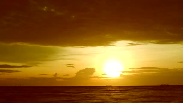 Puesta de sol de oro cielo rojo anaranjado y nube roja oscura que se mueve en el mar — Vídeo de stock
