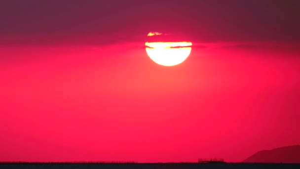 Omega puesta del sol de oro en el buque de carga marítima que pasa el lapso de tiempo — Vídeo de stock