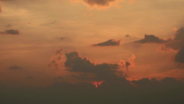 Pôr do sol céu vermelho escuro e a nuvem mover lapso de tempo passando — Vídeo de Stock