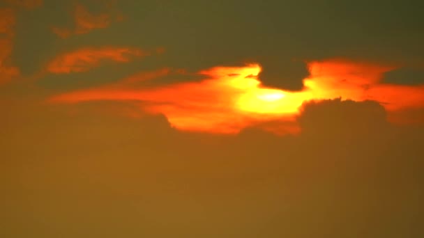 Puesta de sol en la nube roja paso en movimiento y fondo cielo naranja — Vídeos de Stock