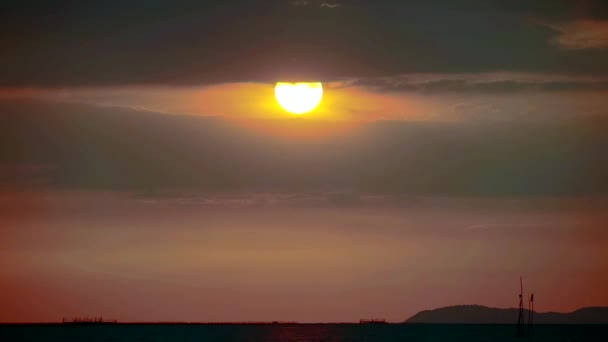 Pôr do sol céu para baixo de volta na nuvem no mar barco de pesca passagem lapso de tempo — Vídeo de Stock
