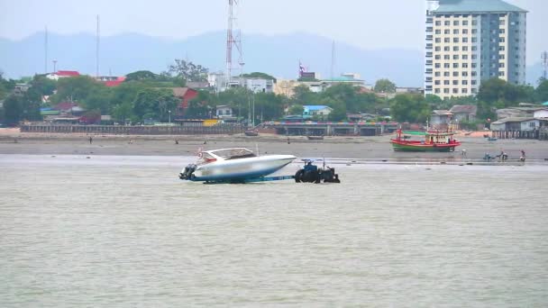 Perahu kecepatan itu ditarik ke pantai karena air pasang yang surut menyebabkan tidak bisa berlayar ke darat — Stok Video