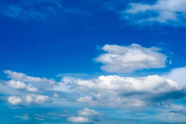 Klares weißes Haldenwölkchen Sonnenschein am tiefblauen Himmel weiche Sonne — Stockfoto