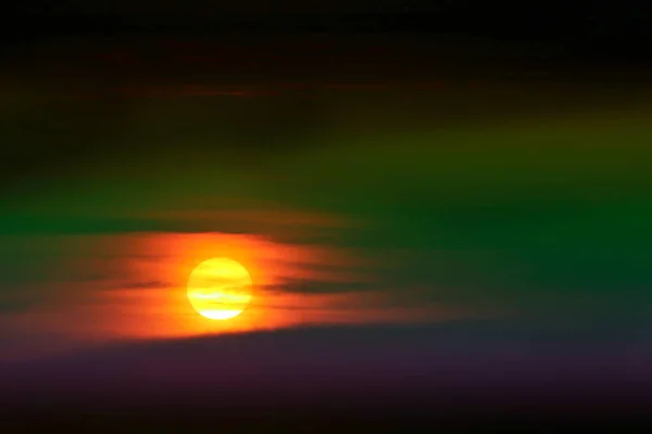 Escuro pôr do sol de volta onsilhouette vermelho laranja noite nuvem e céu — Fotografia de Stock