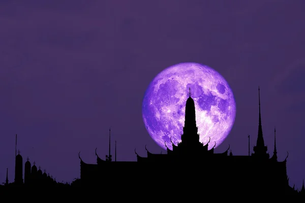 Lună plină de sânge rece înapoi pe silueta buddhist templu în n — Fotografie, imagine de stoc