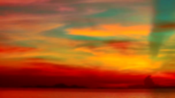 Suddig sol ray solnedgång på röd blå himmel på gul orange moln — Stockvideo