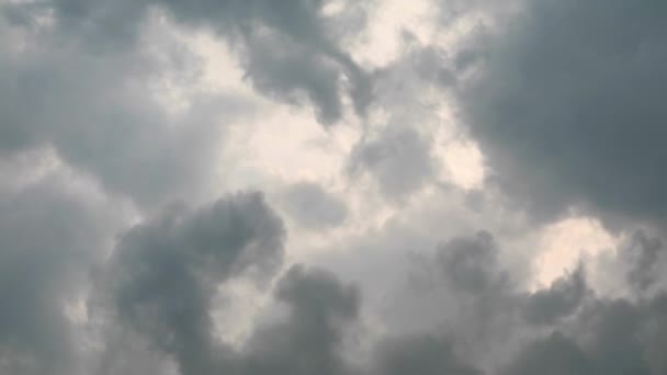 Verschwommene Gewitterwolke rollt und bewegt sich über dunklen Himmel — Stockvideo