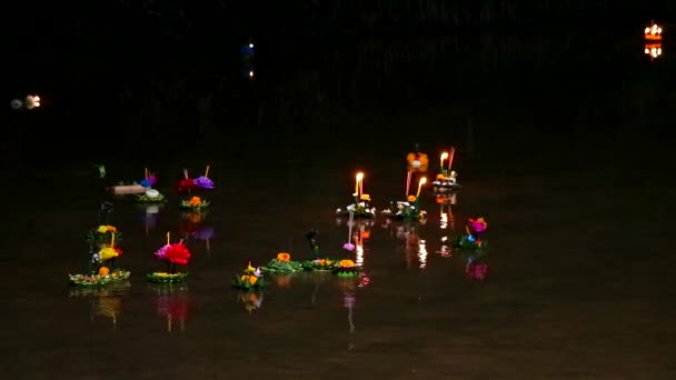 Отражающий свет фестиваля Лой Кратонг на поверхности воды — стоковое видео