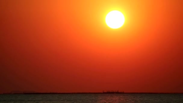 Sonnenuntergang auf rotem, klarem Himmel auf grau-orangefarbener Wolke auf dem Meer Zeitraffer — Stockvideo
