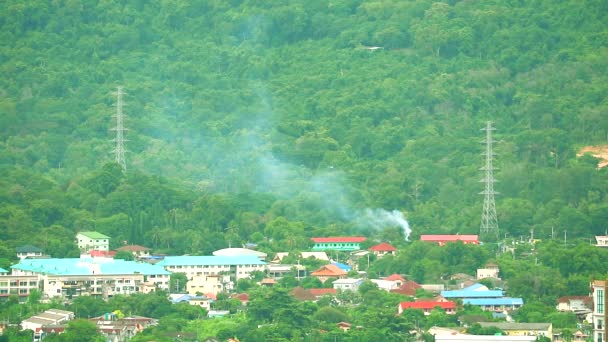 Fumo che brucia erba di città in villaggio su montagna e collina — Video Stock