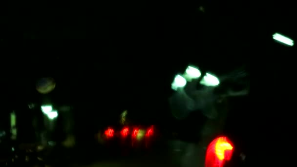 Вид в машине, обильный дождь делает дорогу невидимой и движение на дороге — стоковое видео