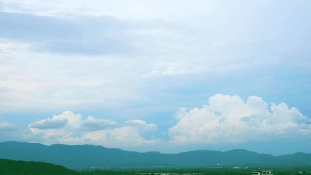 Uitzicht op heuvel en berg na regenval en wolk op de achtergrond van de lucht — Stockvideo