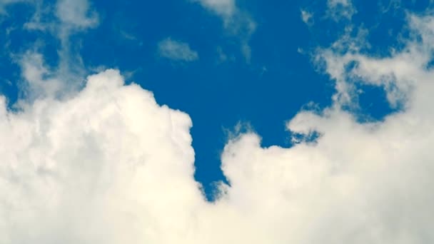 ciel bleu et nuage de tas blanc pur mouvement laps de temps 
