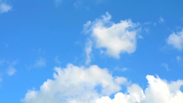 Ciel bleu et nuage de tas blanc se déplaçant le temps lapse1 — Video