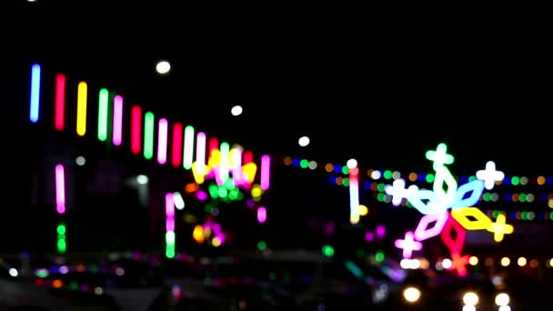 Sfocatura luce rotolamento e silhouette auto nel mercato notturno fiera parcheggio — Video Stock