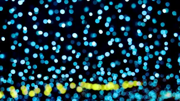 Panoramique flou bokeh lumière bleue décorer extérieur du jardin de nuit — Video