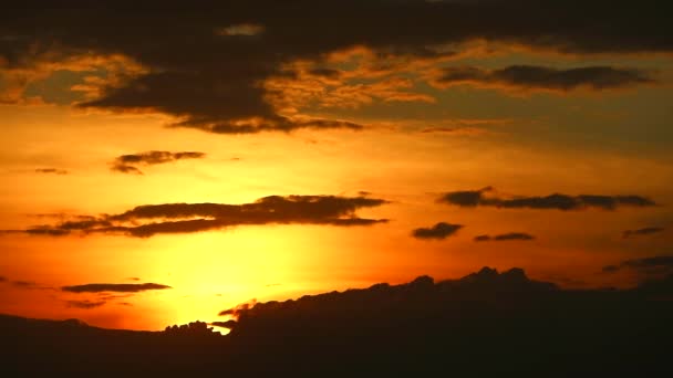 Silueta lenta nube puesta del sol naranja gris oscuro cielo lapso de tiempo — Vídeos de Stock