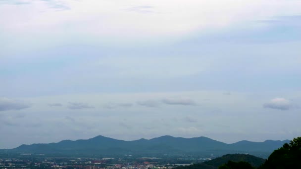 Zachte wind op de hemel met donkere wolk bewegen passeren top berg — Stockvideo