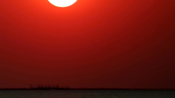 Ηλιοβασίλεμα σε καθαρό ουρανό σε ανοιχτό πορτοκαλί σύννεφο στη θάλασσα time lapse — Αρχείο Βίντεο