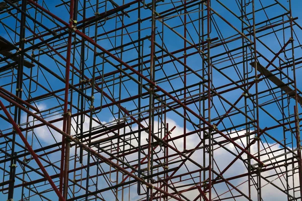 Constructie metalen staaf van de bouw en blauwe lucht witte wolk — Stockfoto