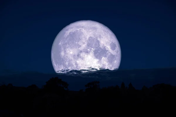 밤 하늘에 실루엣 산 슈퍼 우유 달 다시 — 스톡 사진