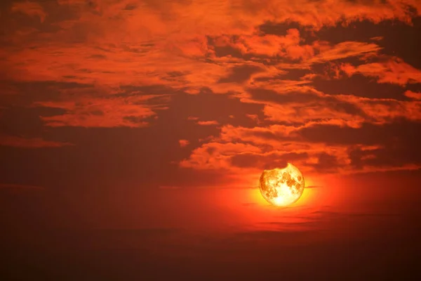 Vlk krev měsíc zpět na siluetu červený oranžový mrak a noc sk — Stock fotografie