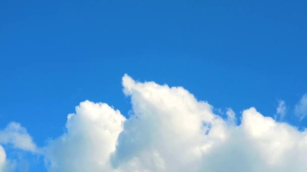 Ciel bleu et nuages de tas blancs se déplaçant dans le temps3 — Video