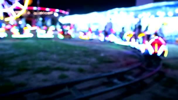 Sfocatura colorata al neon luce del treno nel mercato notturno — Video Stock