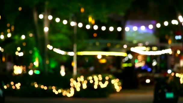 Desfoque luz colorido arco-íris bar e restaurante na estrada da praia de Pattaya — Vídeo de Stock