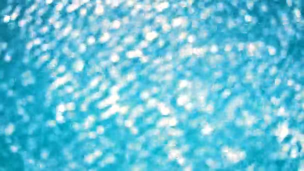 flou pur clair de l'eau bleue dans la surface de la piscine avec des reflets lumineux lumière du soleil1 