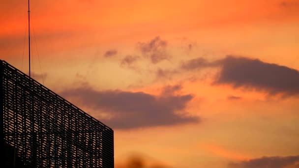 Будівельний металевий бар будівлі і хмари заходу сонця рухаються — стокове відео