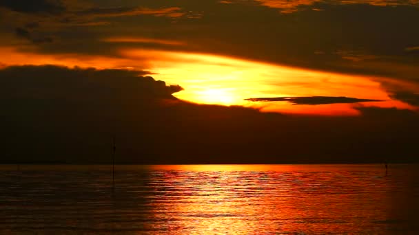해질 녘의 짙은 황금빛 석양, 오후 하늘에서 바다 1 층에 떠 있는 오렌지 구름의 딱딱 한 불빛 — 비디오