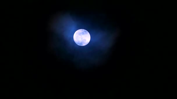 Telihold és holdfény az éjszakai égen és felhő múlik1 — Stock videók