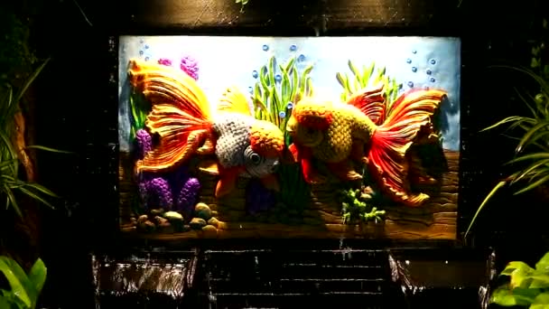 Hög lättnad, guldfisk dekorerades med vattenfall i natten trädgården — Stockvideo