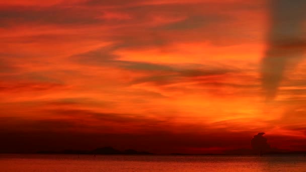 Sonnenstrahl Sonnenuntergang am roten Himmel auf dunkelorangefarbenen Wolken Zeitraffer — Stockvideo