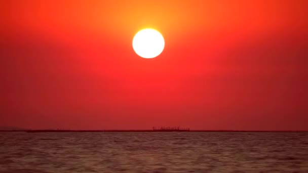 Sonnenuntergang roter Himmel auf Wolken auf dem Meer und Fischerboot im Zeitraffer 2 — Stockvideo