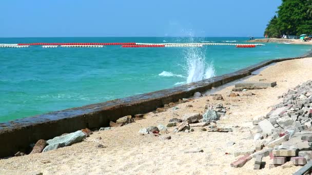 Marejada de tormenta dañar el camino de la playa que rompeolas solo puede ralentizar la erosión solamente2 — Vídeos de Stock