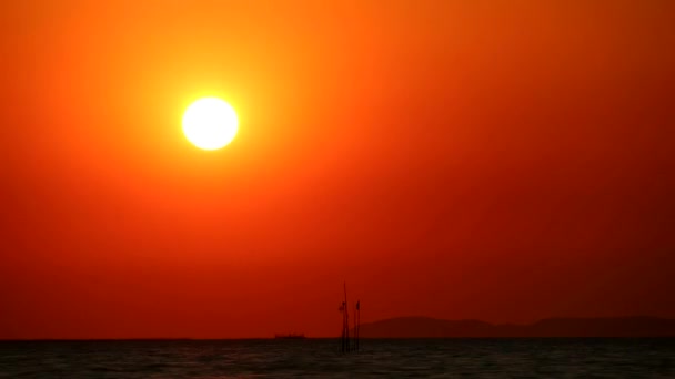 Solnedgång röd himmel ner på molnet på havet och fiskebåt passerar tiden förfaller — Stockvideo