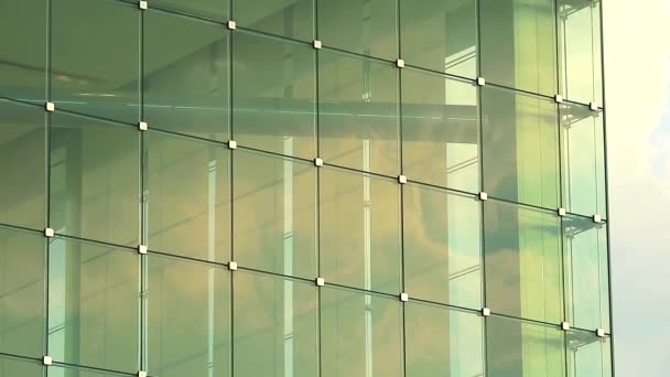 Budynek energooszczędny wykonany jest z przezroczystego szkła oświetlającego wnętrze budynku — Wideo stockowe