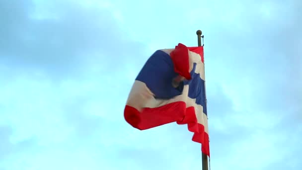 La bandera tailandesa ondeaba con el viento, el significado de rojo es la nación, blanco es la religión, azul es la monarquía del rey — Vídeo de stock