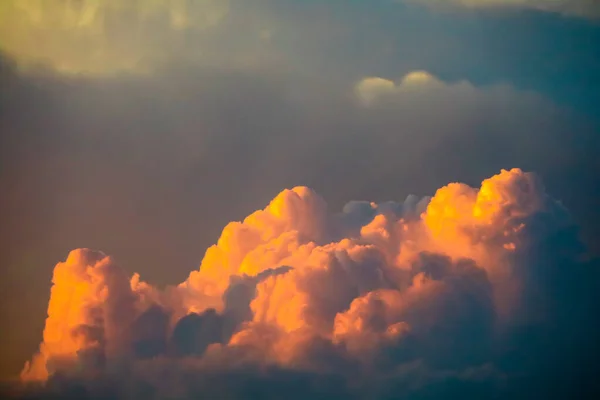 Pôr do sol e nuvem no céu escuro nuvem macia — Fotografia de Stock