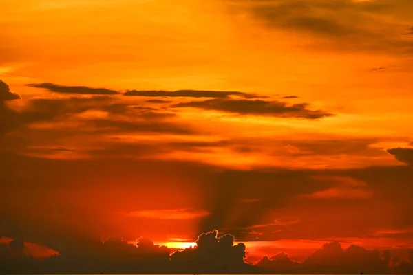 Naplemente vissza az utolsó fény vörös narancs ég sziluett felhő — Stock Fotó