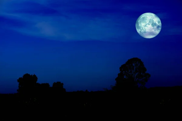 Luna de lobo de nuevo en la silueta montaña colina y cielo nocturno — Foto de Stock